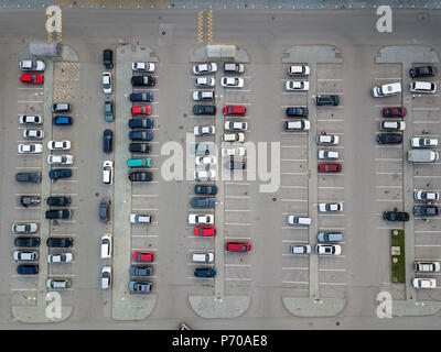 Vue aérienne d'un grand nombre de voitures de marques différentes et de couleurs dans un stationnement situé près de la centre commercial d'une manière chaotique. Parking gratuit d Banque D'Images