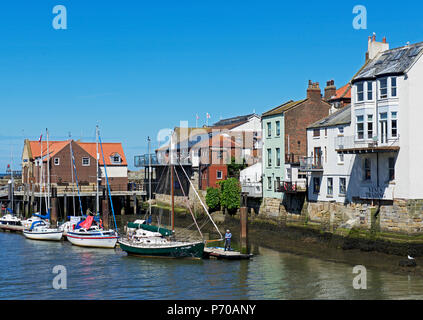 Voiliers amarrés sur jetty, Whitby, North Yorkshire, England UK Banque D'Images