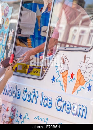 La crème glacée d'achat des clients et de donner de l'argent pour le vendeur d'un ice cream van au Royaume-Uni Banque D'Images