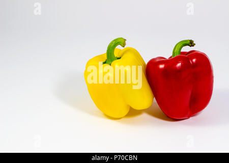 Des poivrons frais isolé sur fond blanc / rouge et jaune des poivrons frais sur fond blanc. Banque D'Images
