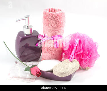 Kit Spa / Spa baignoire toilette avec des fleurs sur fond blanc Banque D'Images