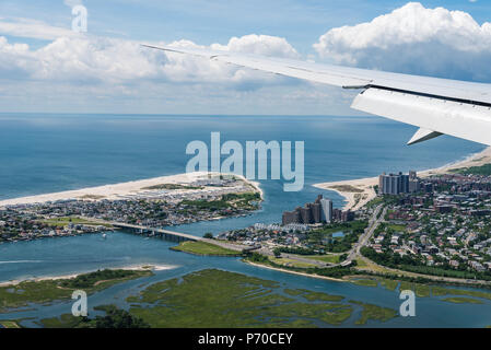 Vue aérienne de Far Rockaway et de Long Beach à New York à travers la fenêtre de l'avion contre l'océan et le ciel Banque D'Images