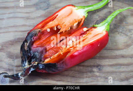 Le moisi de piment rouge sur fond de bois pourri / piment rouge sur fond blanc en bois. Banque D'Images