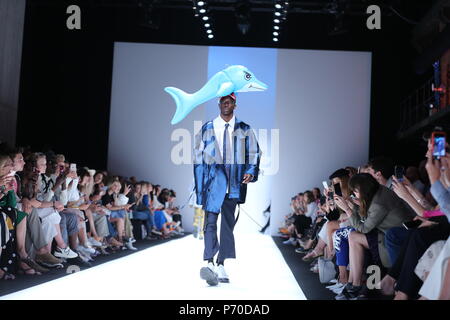 Berlin, Allemagne. 06Th Juillet, 2018. Berlin : La photo montre un modèle sur le podium avec la collection printemps/été 2019 par le botter. Credit : Simone Kuhlmey/Pacific Press/Alamy Live News Banque D'Images