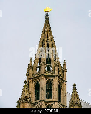 Flèche ouvragée, église Notre Dame et St Nicolas, Église Paroissiale de Liverpool, avec de l'or ship anciennement utilisé comme aide à la navigation, Liverpool, Angleterre, Royaume-Uni Banque D'Images