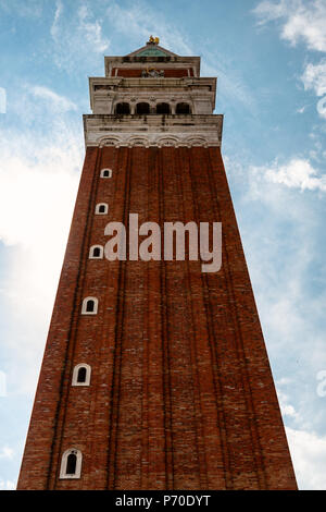 Le Campanile de la Place Saint Marc, Venise Italie, prises au cours du printemps. Banque D'Images