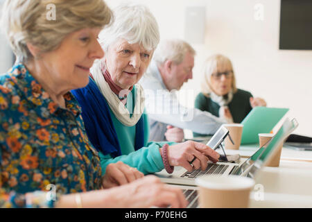 Les femmes d'affaires principal moyen d'ordinateurs portables dans la salle de conférence réunion Banque D'Images