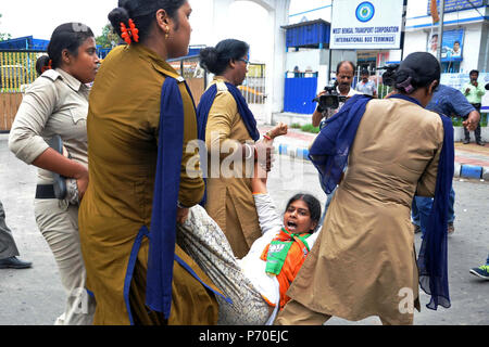 Kolkata, Inde. 06Th Juillet, 2018. Bharatiya Janta Party Police détenir ou BJP Yuva Morcha ou activiste de la jeunesse pendant leur protestation contre la corruption présumée de l'admission au collège. Credit : Saikat Paul/Pacific Press/Alamy Live News Banque D'Images