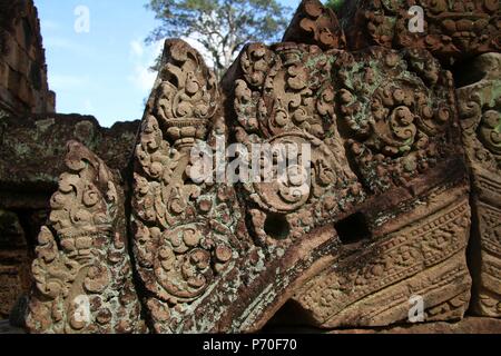 De près de l'une des sculptures complexes sur temple rose dans la province de Siem Reap, Cambodge Banque D'Images