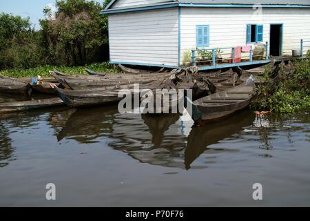 Villages flottants du lac Tonle Sap school house. Les enfants à l'école de canoë Banque D'Images