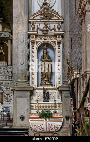 Porto, Portugal - mars 4, 2015 : Images de Saint Antoine et Notre Dame dans l'un des autels latéraux de la merci de Porto (l'église Igreja da Misericordia n Banque D'Images