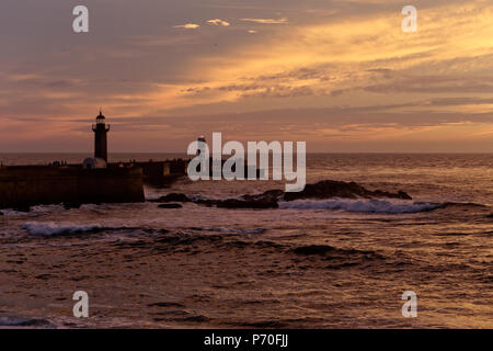 La bouche de la rivière Douro jetées du port et les phares au crépuscule orange Banque D'Images