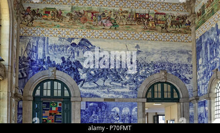 Porto, Portugal - mars 4, 2015 : la gare de São Bento avec de célèbres carreaux, installé entre 1905 et 1906 par l'artiste Jorge Colaco. Banque D'Images