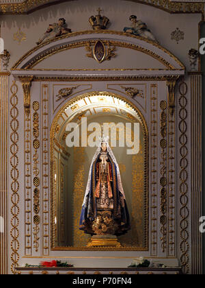 Porto, Portugal - Mars 23, 2015 : Ancienne image de Notre-Dame de Lapa dans un petit autel latéral de l'église de Lapa Banque D'Images