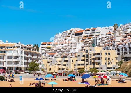 Personnes bronzer et se détendre sur la plage des pêcheurs (Praia dos Pescadores). Albufeiria, Portugal Banque D'Images