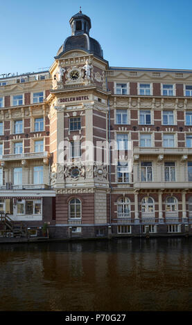 Doelen Hotel, Amsterdam. Construit en 1883 par J.F. van Hamersveld, dans le style néo-Renaissance. Coupole avec réveil et chiffres de miliciens. Banque D'Images