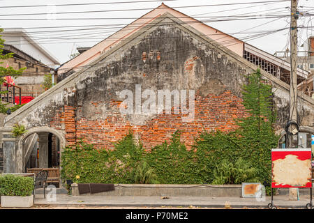 Ancien bâtiment colonial français avec la décoloration de la peinture écaillée et béton dans Savennakhet au Laos. Banque D'Images