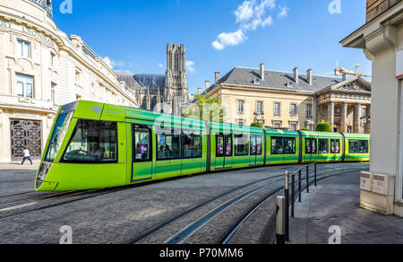 Tramway vert fluorescent en passant en face de la cathédrale de Reims pris à Reims, Bourgogne, France, le 29 juin 2018 Banque D'Images