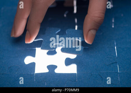 Portrait of businesswoman insertion manquantes dernier puzzle, concept d'entreprise Banque D'Images