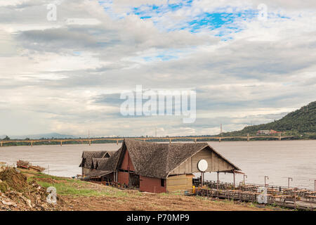 Vue paysage à la Nippon Pont sur le fleuve du Mékong à Vientiane, Laos. Banque D'Images