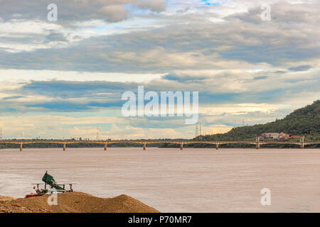 Vue paysage à la Nippon Pont sur le fleuve du Mékong à Vientiane, Laos. Banque D'Images