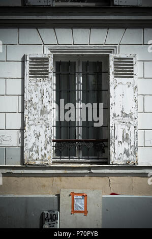 Fenêtre avec volets blancs sur un immeuble à Montmartre Banque D'Images