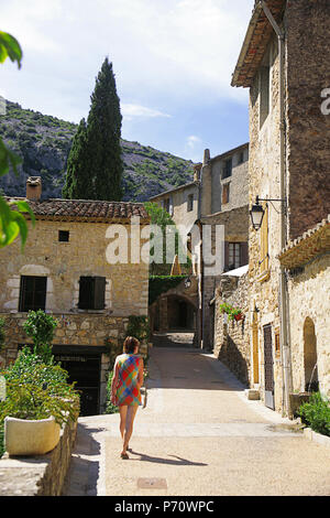 Une ruelle tranquille (Rue de la fontaine du four) dans le village médiéval de Saint-Guilhem-le-Désert, Hérault, Occitaine, France. Parution du modèle Banque D'Images