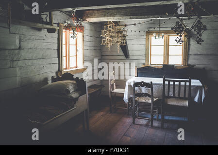 L'intérieur d'une ancienne salle de séjour. Musée en plein air ethnographique, de la Lettonie, Riga, 13.05.2018 Banque D'Images