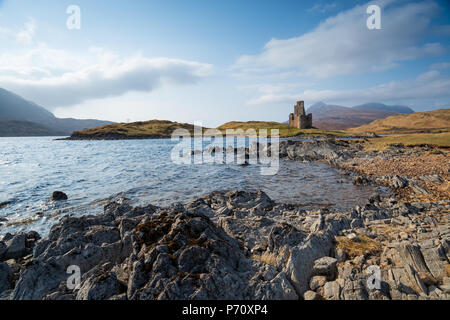 Les ruines d'Ardvreck Castle à Loch Assynt dans les highlands d'Ecosse Banque D'Images