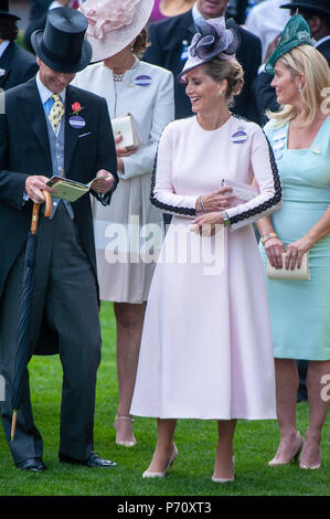 Prince Edward et la comtesse de Wessex, assister à la première journée de Royal Ascot. Banque D'Images