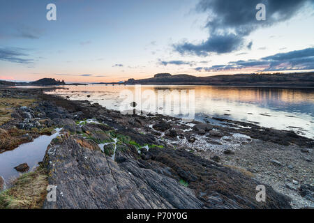 Coucher de soleil sur le Loch Linnhe, un loch de mer sur la côte ouest de l'Ecosse Banque D'Images