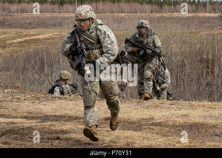 Les soldats de la 6e Brigade d'infanterie, 4e bataillon du génie Brigade Combat Team (Airborne), 25e Division d'infanterie, en position de pointe pour une agression de tir réel dans le cadre de bord de chêne, le 10 mai 2017, dans la zone d'entraînement Donnelly, près de Fort Greely, en Alaska. (John Pennell/U.S. Armée) Banque D'Images