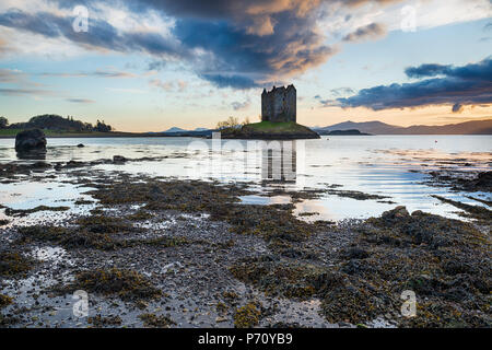 Plus de coucher de soleil spectaculaire château de Stalker sur une île dans le Loch Linnhe dans les Highlands d'Ecosse Banque D'Images