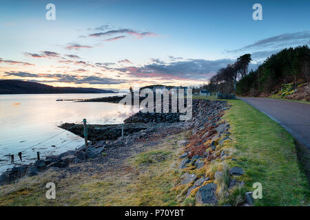 Coucher de soleil sur le joli village de Shieldaig dans les highlands d'Ecosse Banque D'Images