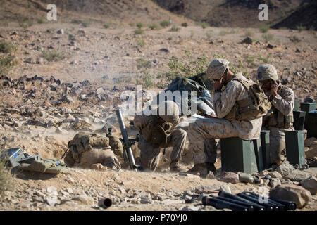 MARINE CORPS COMBAT AIR-SOL CENTER Twentynine Palms, California - Mortarmen avec Compagnie d'Armes, 1er Bataillon, 8e Régiment de Marines, un feu de mortier de 60 mm lors d'une agression de l'entreprise renforcée à l'intervalle 400 à bord du Marine Corps Air Ground Combat Center, Twentynine Palms, California, le 10 mai 2017. Une partie de la formation intégrée Exericse 3-17, marines avec 1e Bn., 8ème Marines, a mené une attaque au niveau de l'entreprise renforcée par les mitrailleuses, des véhicules, des mortiers et des tireurs embusqués. L'ITX 3-17 est une évolution de la formation, a organisé cinq fois par année pour accroître la létalité et la compatibilité entre les quatre éléments Banque D'Images