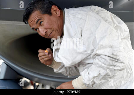 Le sergent-chef. David Lopez, chef d'équipe affecté à la 149e Escadre de chasse, l'Air National Guard, inspecte la consommation d'un F-16 Fighting Falcon lors de Cactus Coronet à la base aérienne Davis-Monthan Air Force Base, en Arizona, le 9 mai 2017. Coronet Cactus est un événement annuel de formation qui tient les membres de la 149e Escadre de chasse, basée à Joint Base San Antonio-Lackland, Texas, à Tucson (Arizona) à participer à un exercice de déploiement. (Air National Guard Banque D'Images