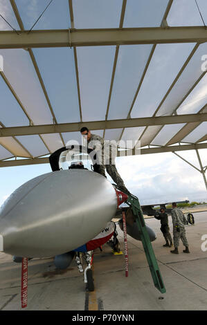 Tech. Le Sgt. Alejandro Sanchez, chef d'équipe affectée à la la 149e Escadre de chasse, de l'Air National Guard, nettoie l'auvent sur le cockpit d'un F-16 Fighting Falcon lors de Cactus Coronet à la base aérienne Davis-Monthan Air Force Base, en Arizona, le 9 mai 2017. Coronet Cactus est un événement annuel de formation qui tient les membres de la 149e Escadre de chasse, basée à Joint Base San Antonio-Lackland, Texas, à Tucson (Arizona) à participer à un exercice de déploiement. (Air National Guard Banque D'Images