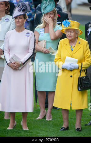 Sa Majesté la Reine d'Angleterre profitant de la première journée de la réunion de courses de chevaux. Banque D'Images