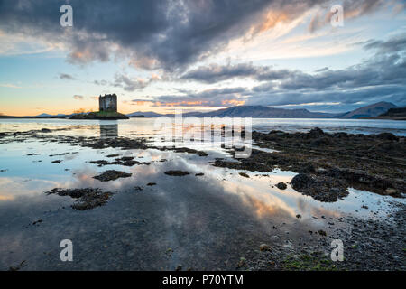 Coucher de soleil sur le château de Stalker sur les rives du Loch Linnhe près de Appin en Ecosse Banque D'Images