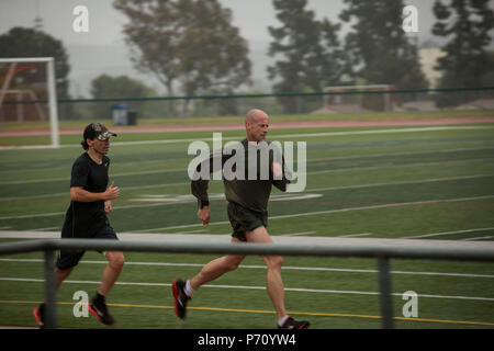 Vétéran du Corps des Marines américain Mark Mann, à gauche, et Sgt. Le Major Brian Fogarty, droite, s'exécuter pendant la pratique de la voie à un guerrier DoD 2017 camp d'entraînement des jeux au Marine Corps Base Camp Pendleton, en Californie, le 10 mai 2017. Fogarty, originaire de New Philadelphia, Pa., est membre de l'équipe des Jeux de guerrier DoD 2017 Marine Corps. Jeux de guerrier est un concours sportif adapté des blessés, des malades et des blessés militaires et anciens combattants. Banque D'Images