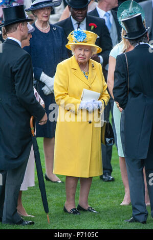 Sa Majesté la Reine d'Angleterre profitant de la première journée de la réunion de courses de chevaux. Banque D'Images