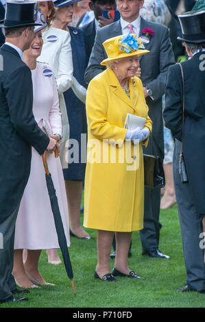 Sa Majesté la Reine d'Angleterre profitant de la première journée de la réunion de courses de chevaux. Banque D'Images