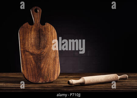 Libre coup de rouleau à pâtisserie et planche à découper en bois sur la table Banque D'Images