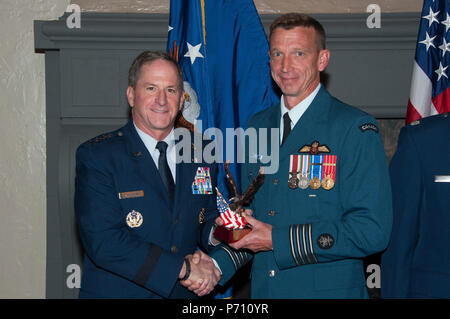 Maxwell AFB, Ala. - Chef de l'US Air Force, le général David L. Goldfein présente les 2017 secrétaire de l'Air Force Leadership Award de Royal Canadian Air Force Colonel Sidney A. Connor le 10 mai 2017. Connor était le lauréat du prix des SECAF Air War College. (US Air Force Banque D'Images