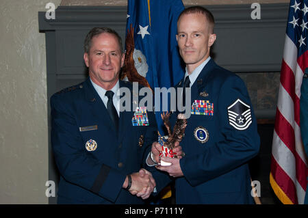 Maxwell AFB, Ala. - Chef de l'US Air Force, le général David L. Goldfein présente les 2017 secrétaire de l'Air Force Leadership Award pour le Master Sergeant Christopher J. Kisse le 10 mai 2017. Kisse a été l'SECAF récipiendaire pour les sous-officier Senior Air Force Academy. (US Air Force Banque D'Images