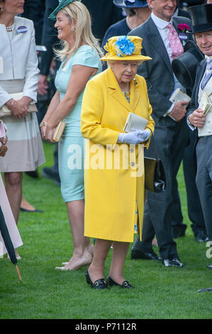 Sa Majesté la Reine d'Angleterre profitant de la première journée de la réunion de courses de chevaux. Banque D'Images