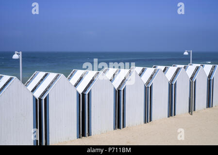 Rangée de cabines de plage décorées à station balnéaire d'Yport le long de la côte de la mer du Nord, Normandie, Seine-Maritime, Côte d'Albâtre, France Banque D'Images