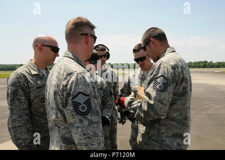 Champ Clé d'aviateurs de la base de la Garde nationale aérienne à Meridian, Mississippi et le champ de bataille d'aviateurs Centre à Gulfport, Mississippi une séance annuelle de formation sur l'explosif le champ Clé flightline à Meridian, Mississippi, le 10 mai 2017. La certification de base aérienne de Barksdale, en Louisiane a demandé l'aide de simulateurs d'aviateurs dans grenade et la fumée des munitions. Banque D'Images