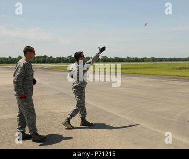 Champ Clé d'aviateurs de la base de la Garde nationale aérienne à Meridian, Mississippi et le champ de bataille d'aviateurs Centre à Gulfport, Mississippi une séance annuelle de formation sur l'explosif le champ Clé flightline à Meridian, Mississippi, le 10 mai 2017. La certification de base aérienne de Barksdale, en Louisiane a demandé l'aide de simulateurs d'aviateurs dans grenade et la fumée des munitions. Banque D'Images