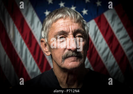 Le sergent-chef à la retraite. Paul W. Dunning pose pour une photo pour les anciens combattants de l'Armée de l'air en bleu 2017, le 9 mai 2017, Moody Air Force Base, la Géorgie. Dunning a travaillé dans des champs professionnels de maintenance pour 33 ans dans les secteurs civils et militaires. Banque D'Images